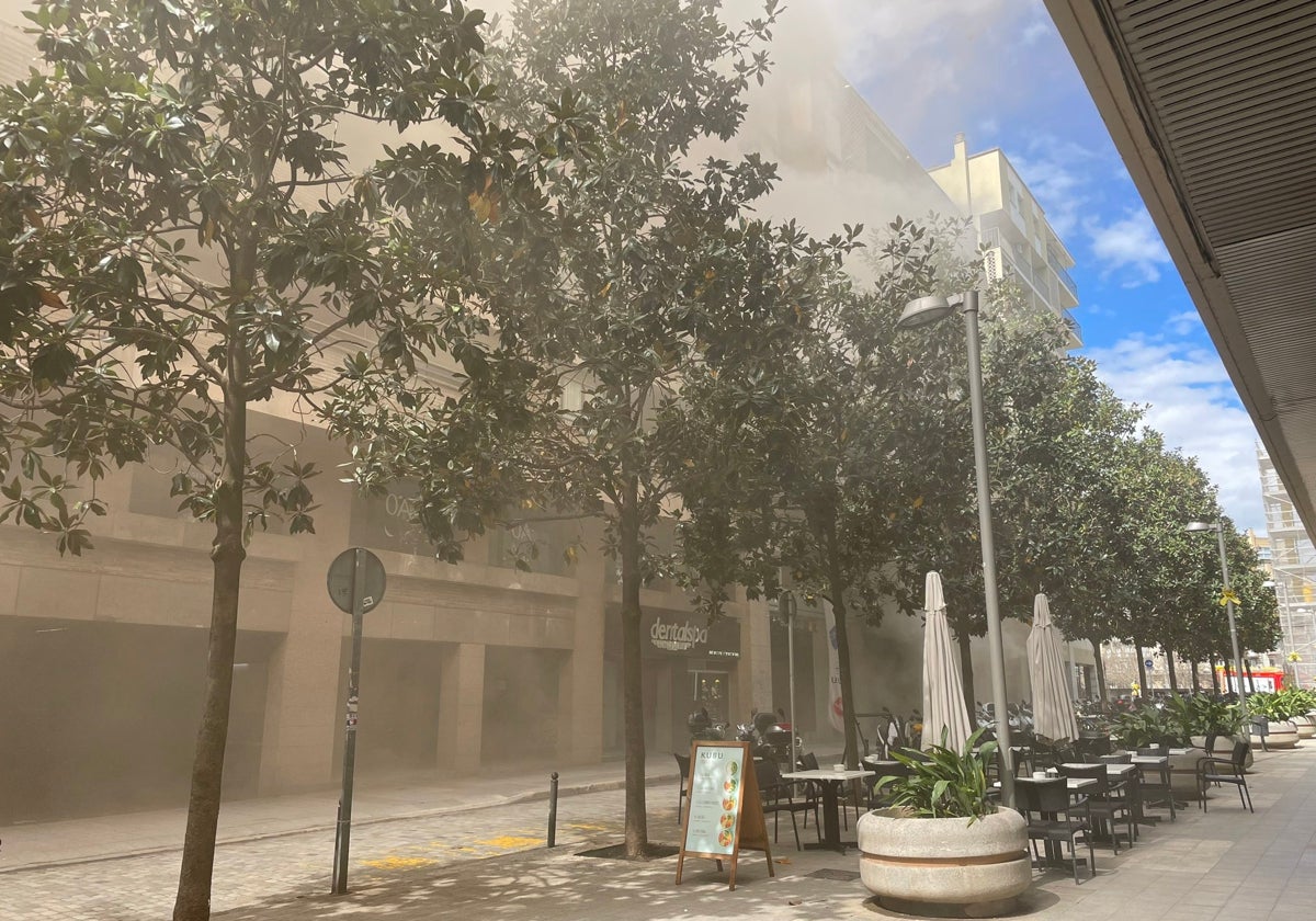 Humareda tras el incendio en un supermercado de Gerona