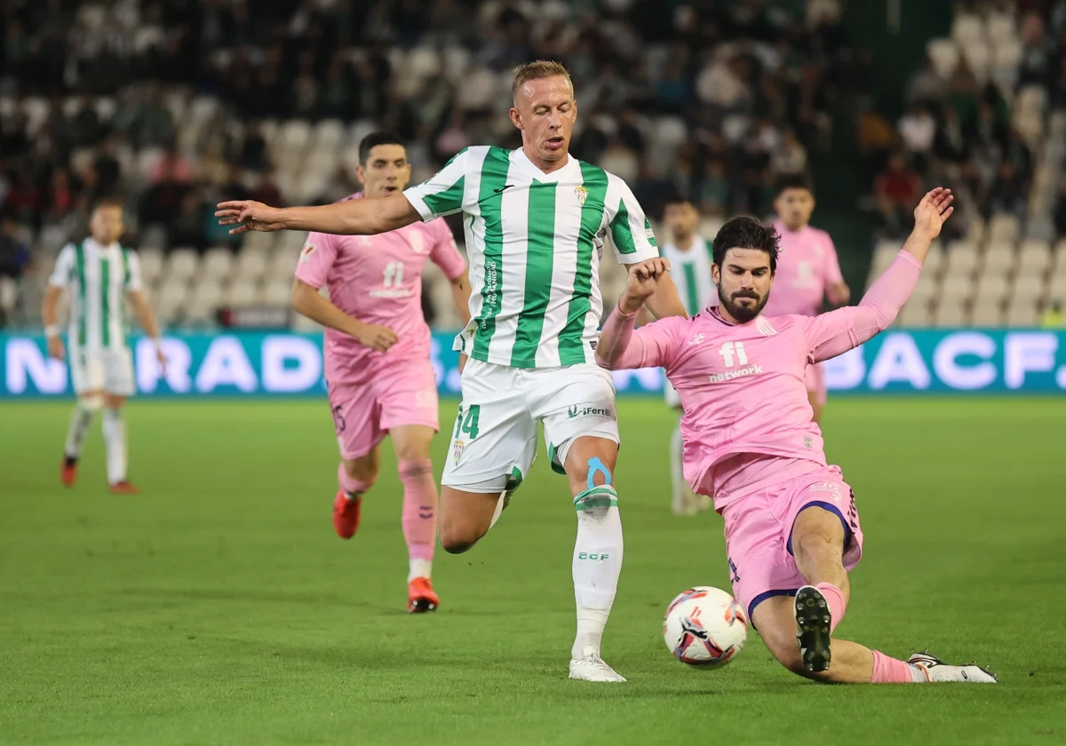 Obolskii en una acción durante el partido ante el Eldense