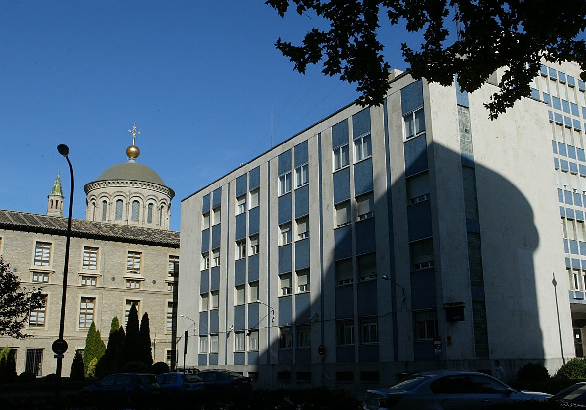 Edificio de Pignatelli, sede del Gobierno de Aragón, detrás de la Jefatura Superior de Policía, en Zaragoza