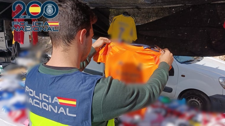 Intervienen 1.290 prendas y bolsos falsificados de marcas conocidas en un mercadillo en Benidorm