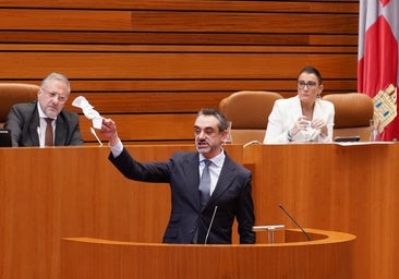 El documento con las condiciones de Vox a Mazón acaba hecho un 'gurruño' en las Cortes de Castilla y León