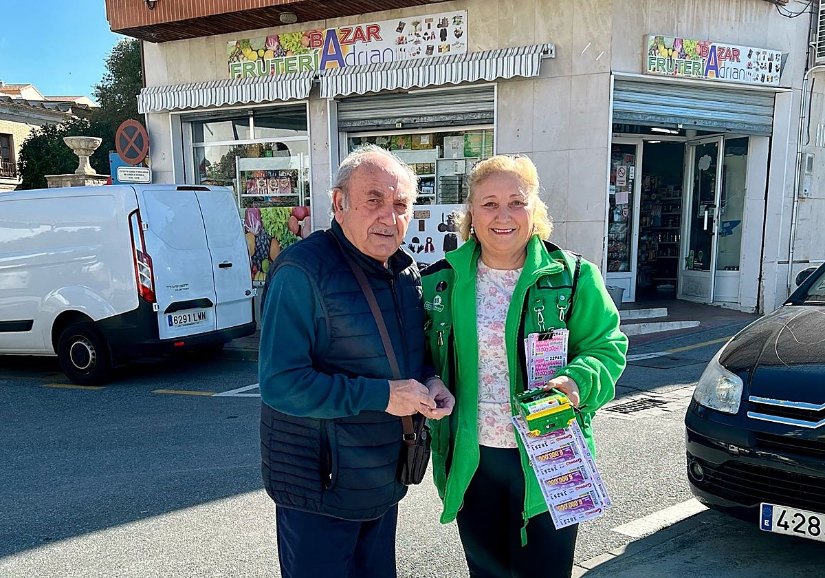 La vendedora de la ONCE Carmen Santiago, con uno de los premiados en Peligros