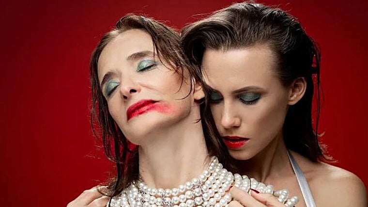 Petra von Kant junto a Karin