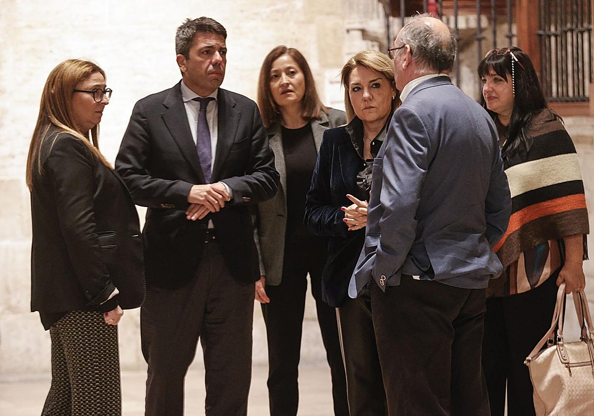 El presidente de la Generalitat Valenciana, Carlos Mazón, junto a representantes de SOSdesaparecidos, este jueves