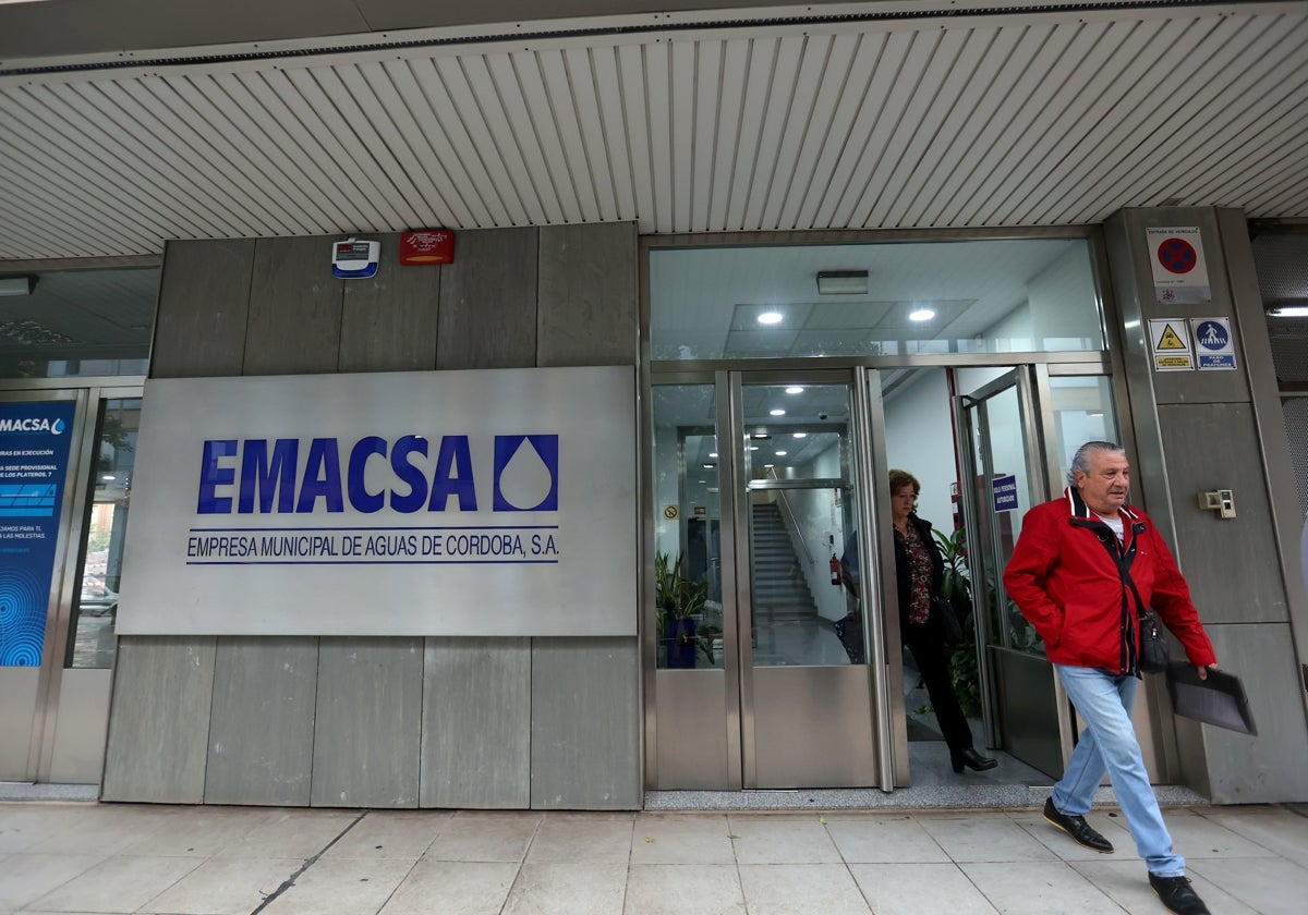 Ciudadanos salen de la sede central de Emacsa