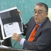 Francisco Bella mostrando la fotografía que le puede sentar en el banquillo