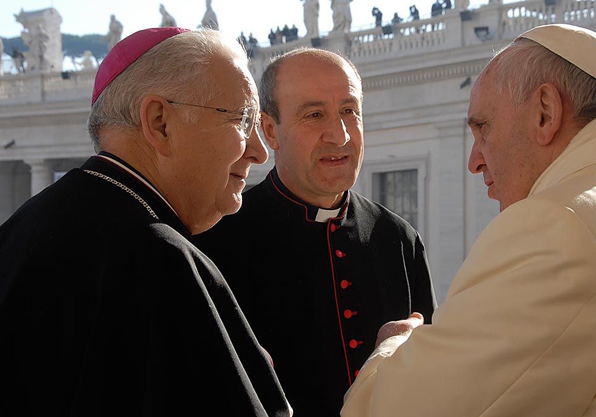 Monseñor Jesús Fernández en el centro de la imagen junto a Su Santidad el Papa en la plaza de San Pedro