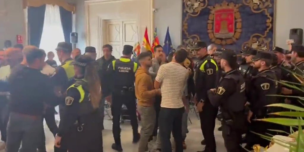 La Policía desaloja del Pleno de Alicante a un grupo de bomberos que ...