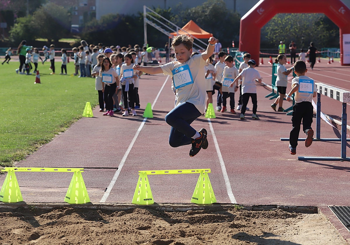 Un escolar ejecuta un salto de longitud en las pistas del Fontanar de Córdoba