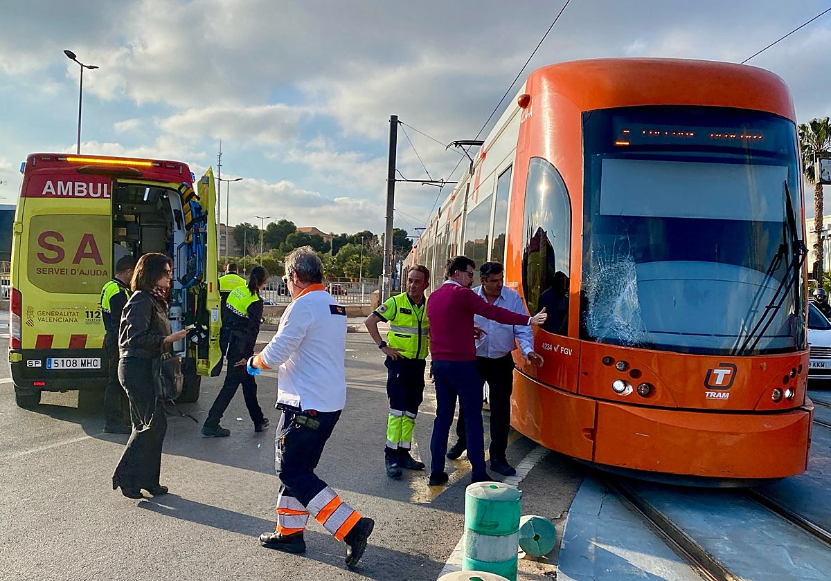 El TRAM con el impacto en el cristal delantero tras el choque del patinete eléctrico en Alicante