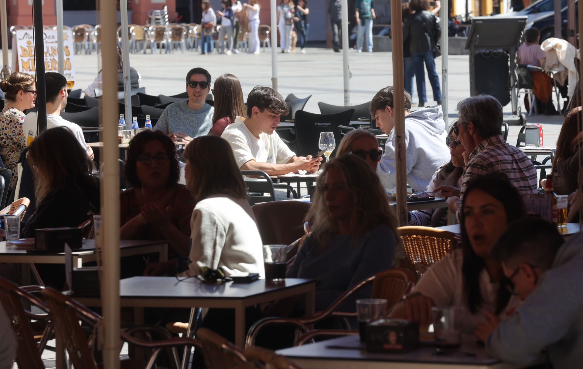 En imágenes, el ambiente en terrazas y calles de Córdoba por el buen tiempo