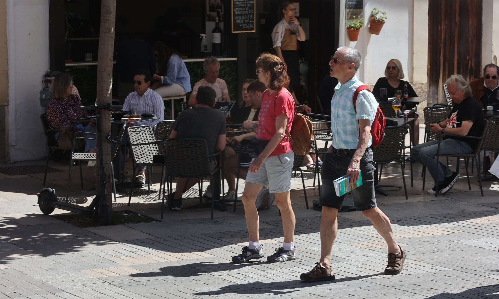 En imágenes, el ambiente en terrazas y calles de Córdoba por el buen tiempo