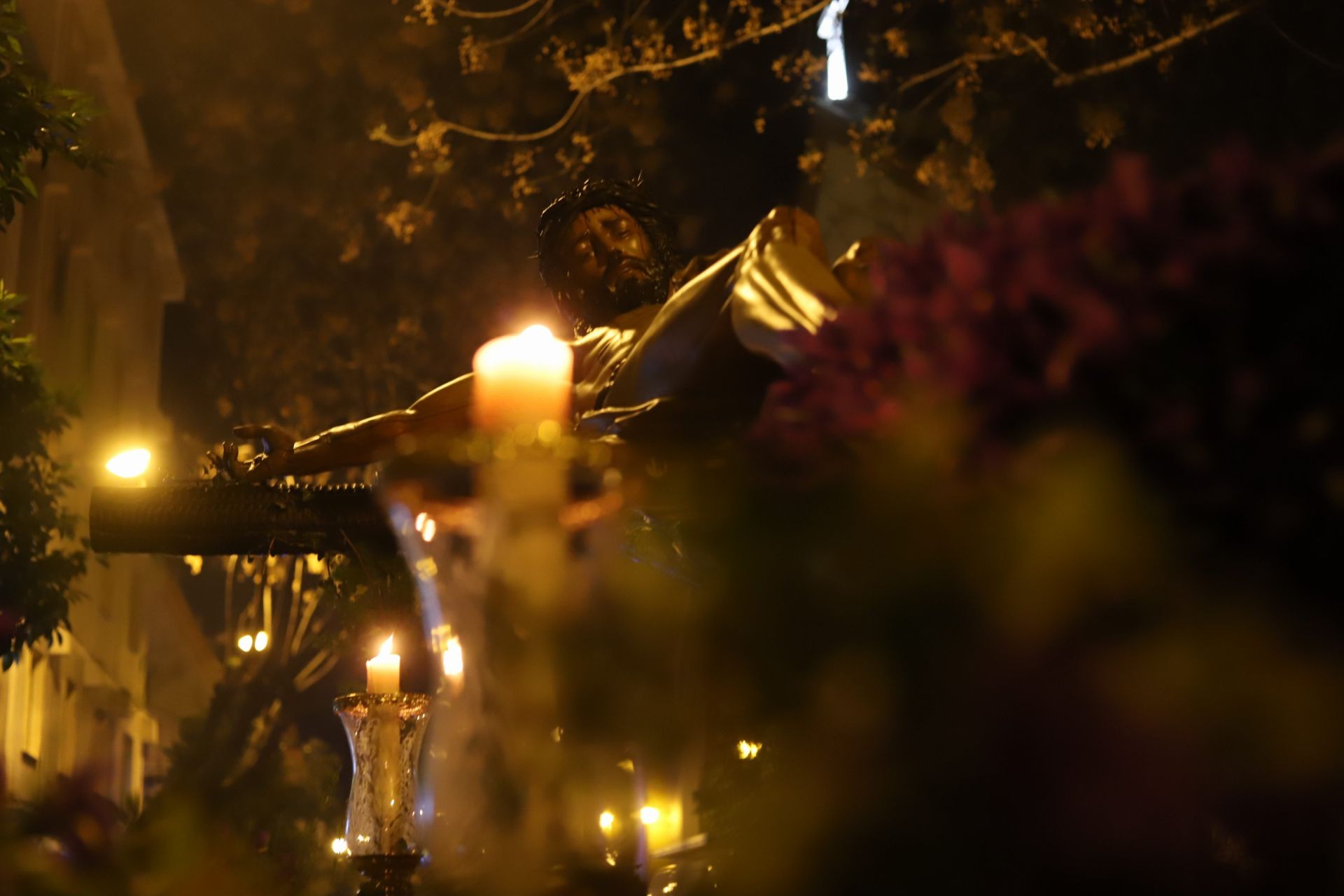 El fervor de Ciudad Jardín: el Cristo de la Confianza en su vía crucis cuaresmal, en imágenes