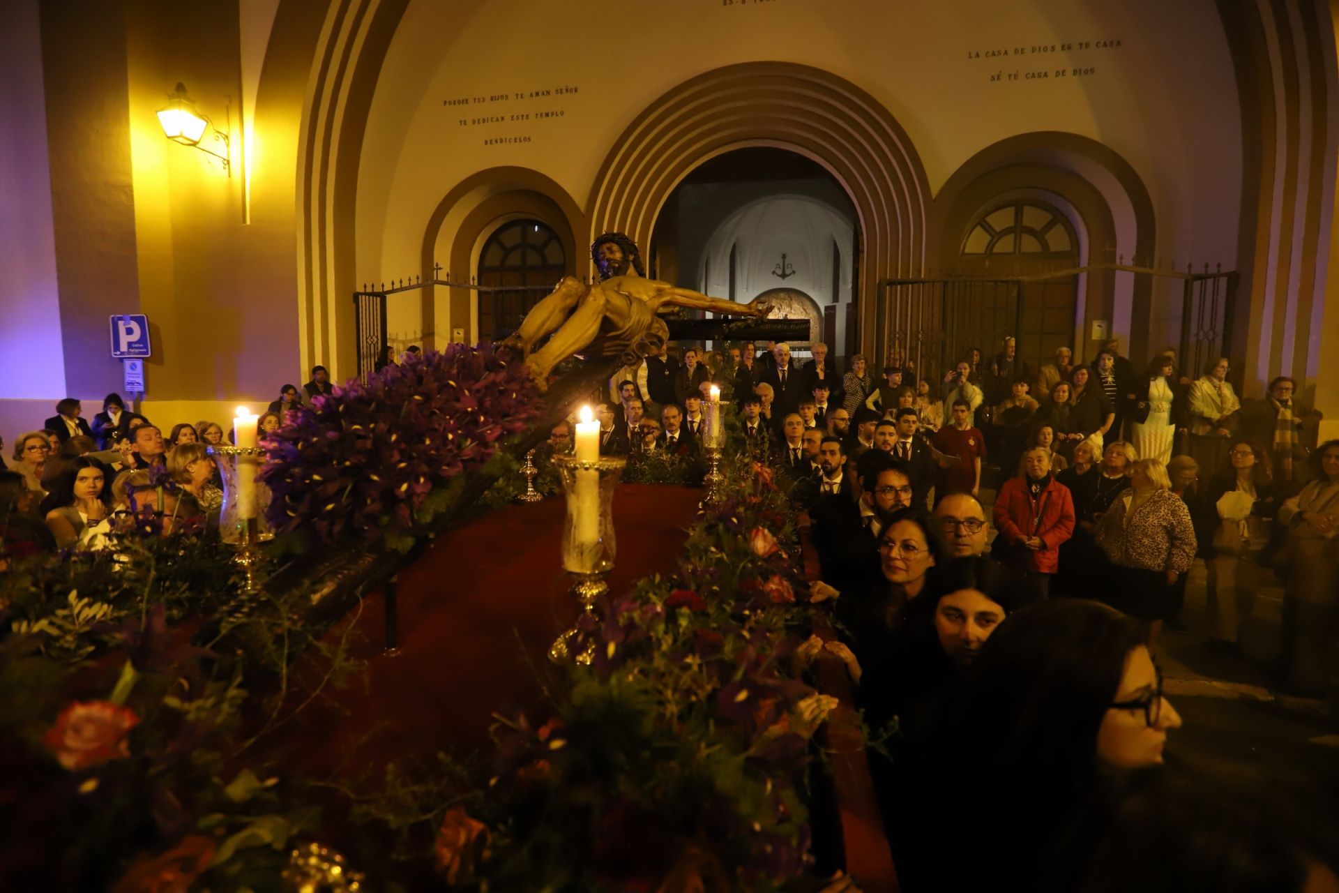 El fervor de Ciudad Jardín: el Cristo de la Confianza en su vía crucis cuaresmal, en imágenes