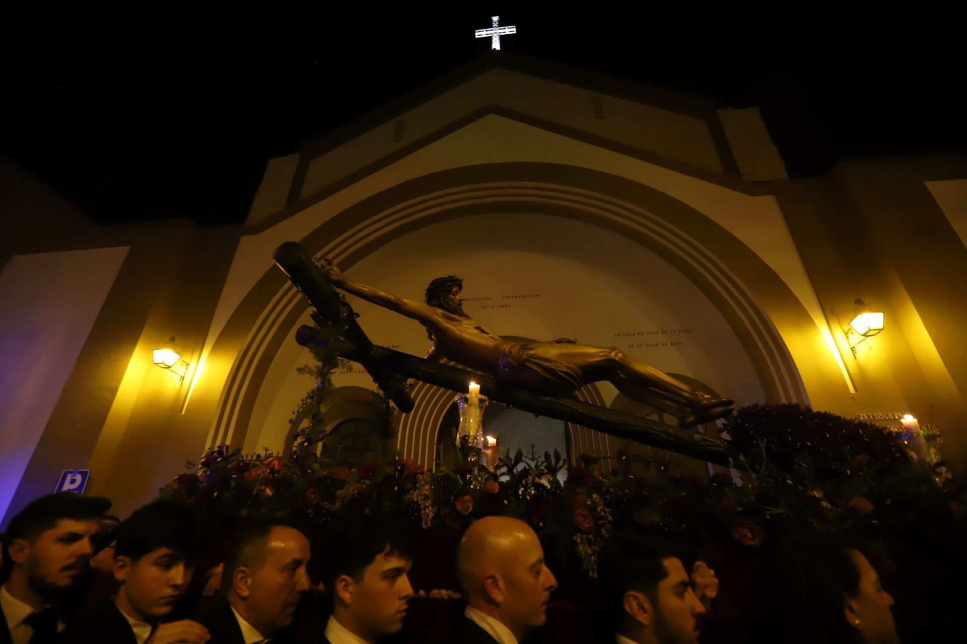 El fervor de Ciudad Jardín: el Cristo de la Confianza en su vía crucis cuaresmal, en imágenes