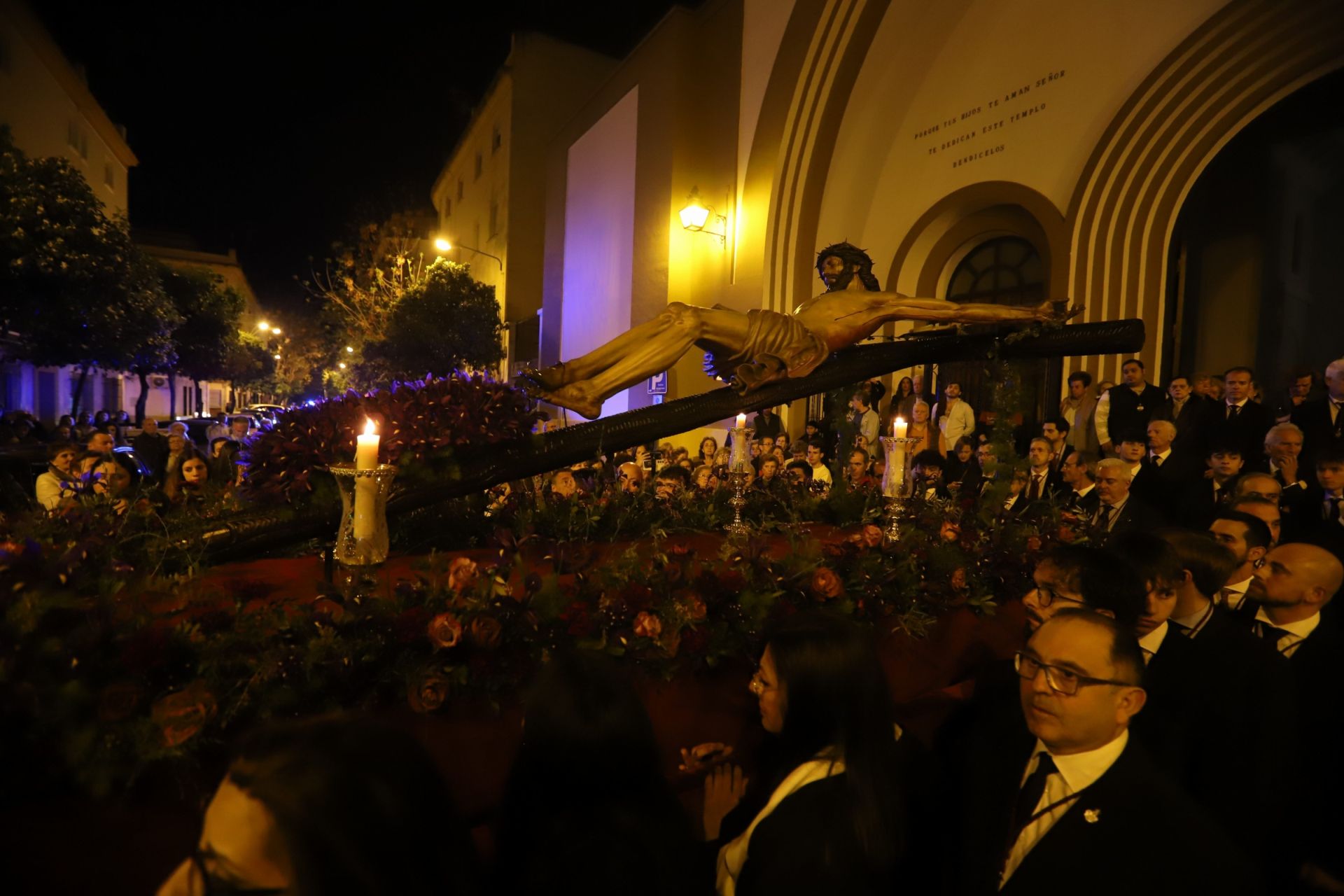 El fervor de Ciudad Jardín: el Cristo de la Confianza en su vía crucis cuaresmal, en imágenes