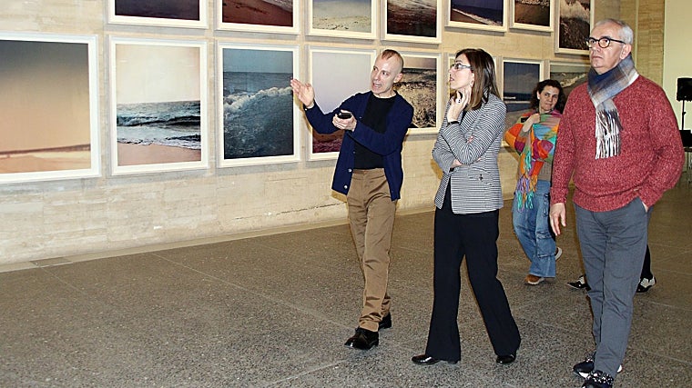 La directora general de Políticas Culturales, Inmaculada Martínez, con el comisario de la muestra, Mariano Mayer