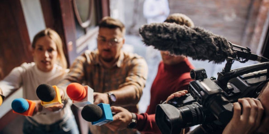Canal Sur busca periodistas con sueldos de hasta 3.173 euros al mes: estas son las vacantes y los requisitos