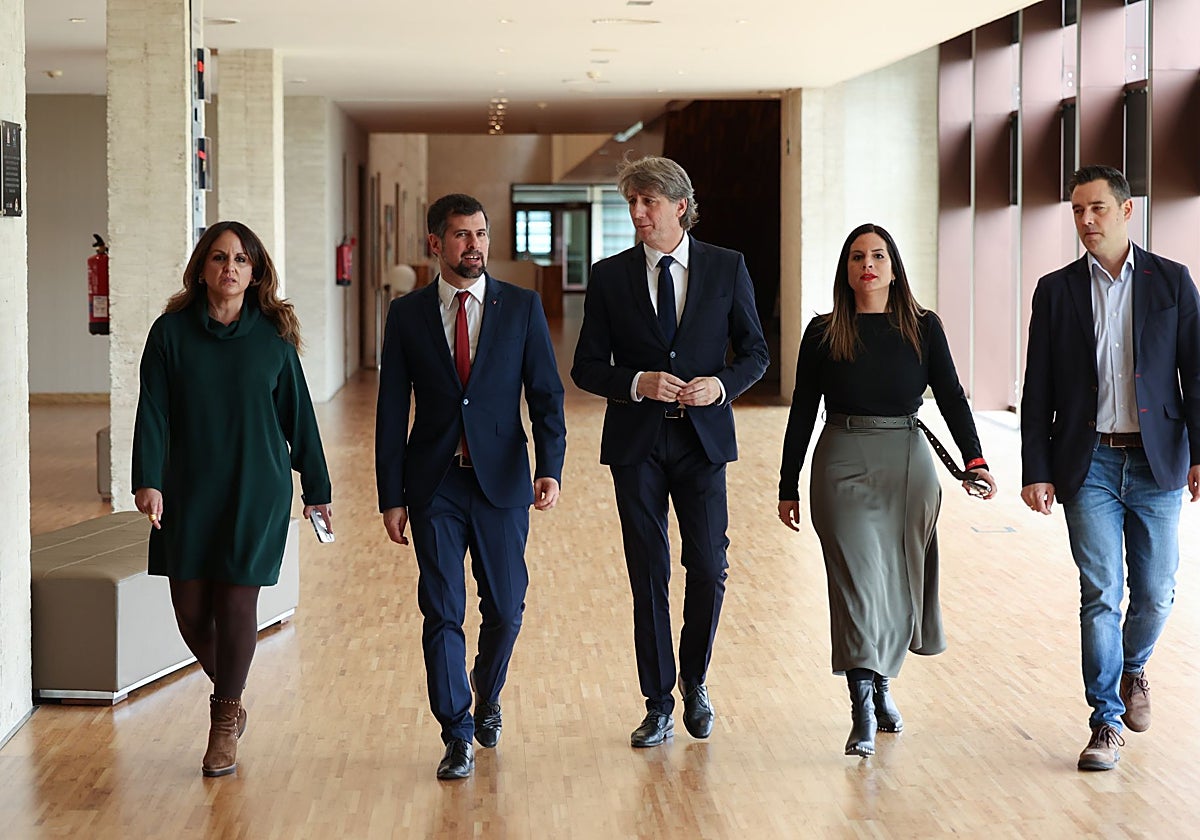 Patricia Gómez, Luis Tudanca, Carlos Martínez, Nuria Rubio y Daniel de la Rosa, esta semana en los pasillos de las Cortes de Castilla y León
