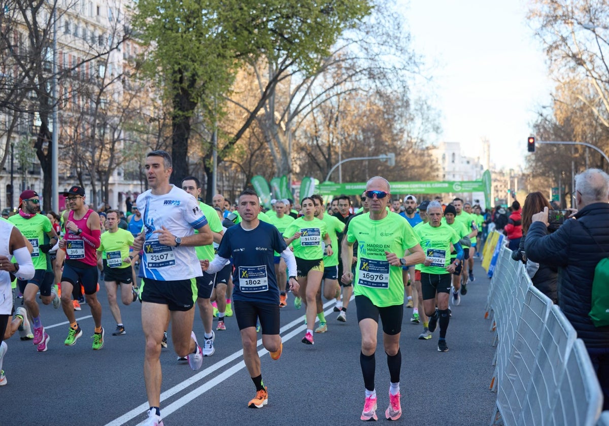 Los corredores, este domingo, por las calles de Madrid