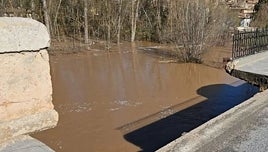 La crecida del Duero corta la carretera entre San Esteban y Soto, vía alternativa tras el derrumbe del puente medieval