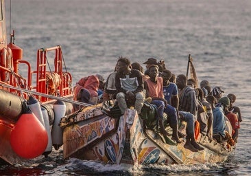Rescatado un cayuco en aguas de El Hierro con 61 inmigrantes a bordo