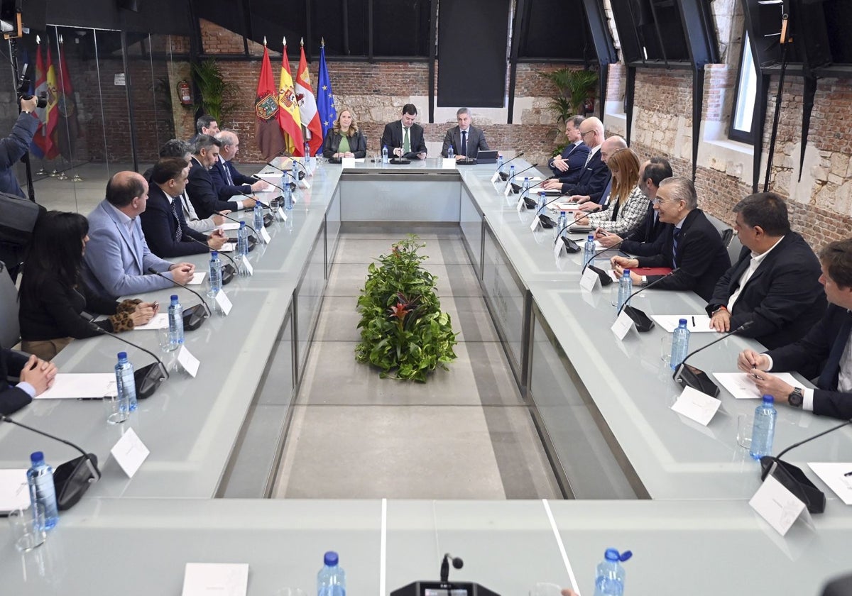 El presidente de la Junta de Castilla y León, Alfonso Fernández Mañueco, participa junto a la alcaldesa de Burgos, Cristina Ayala, en el acto de presentación del proyecto 'Valle del Hidrógeno de Castilla y León'