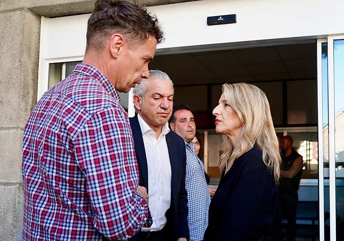 La ministra de Trabajo, Yolanda Díaz, con el alcalde de Villablino, Mario Rivas, y el delegado del Gobierno en Castilla y León, Nicanor Sen