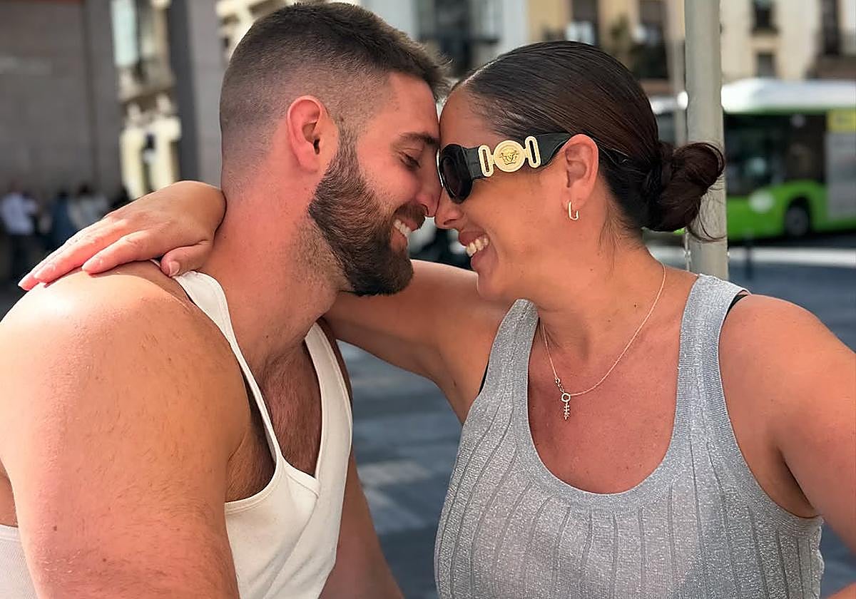 Anabel con su pareja en una foto tomado junto al Ayuntamiento de Códoba