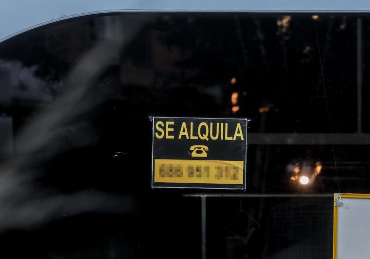 Imagen de archivo de un cartel de alquiler en una vivienda