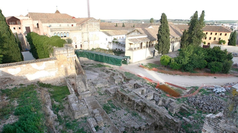 Edificio de la Biblioteca con el espacio aledaño que formó parte del alcázar califal