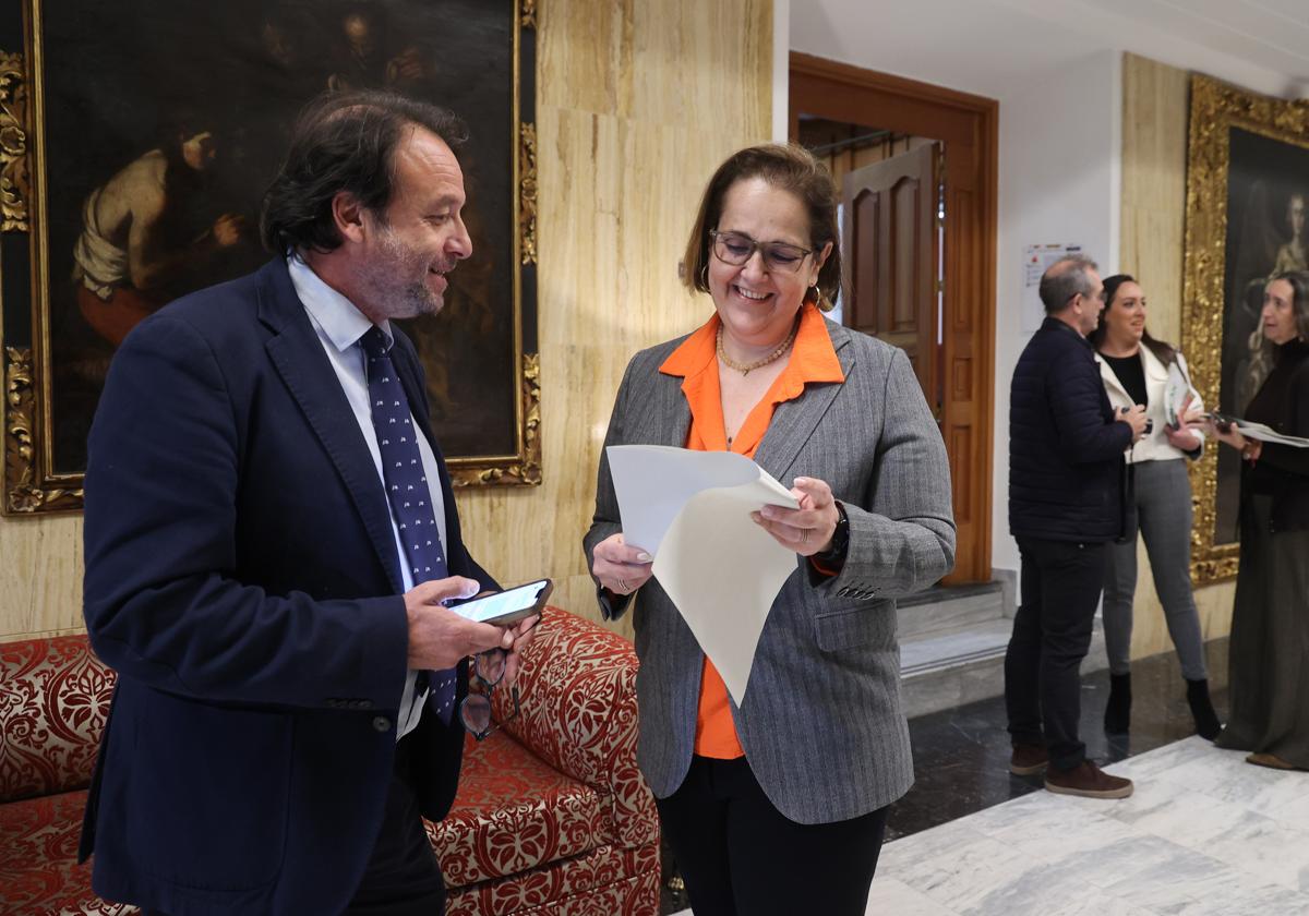 La concejal de Hacienda observa una documentación antes del iinico de un Pleno