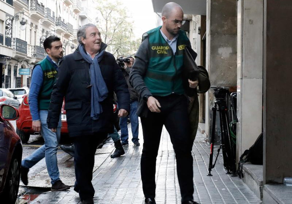 El abogado José María Corbín, cuñado de la fallecida exalcaldesa de Valencia Rita Barberá, con agentes de la UCO en una imagen de archivo