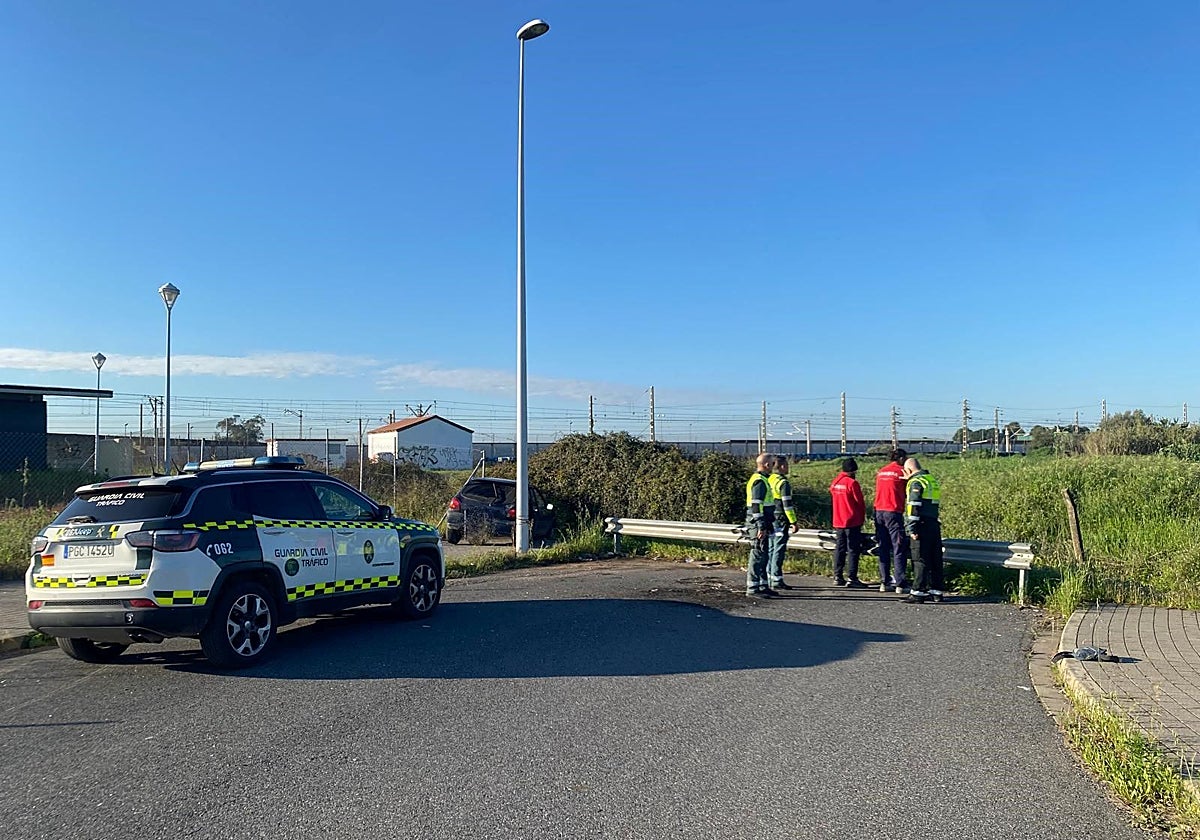 El coche empotrado en una de las vías de acceso a un polígono industrial de la A-431 en Córdoba