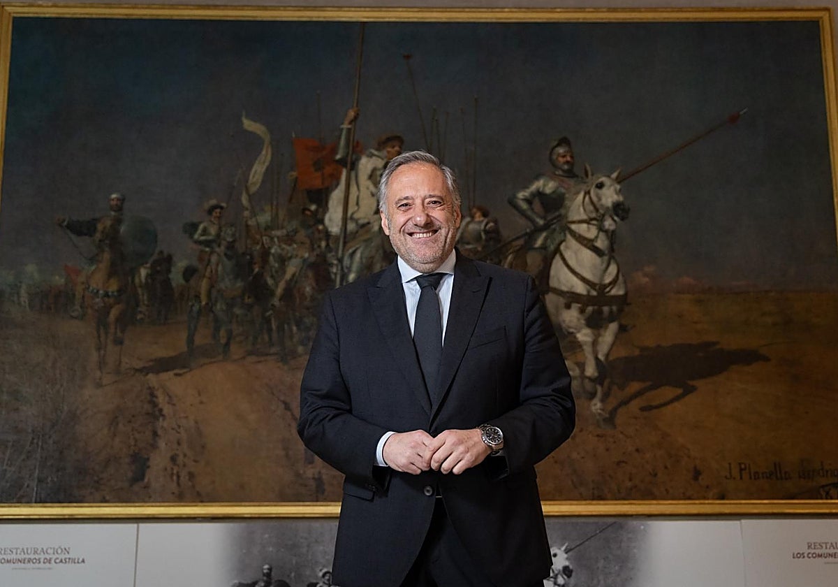El presidente de las Cortes de Castilla y León, Carlos Pollán, ante el cuadro de la Batalla de Villalar