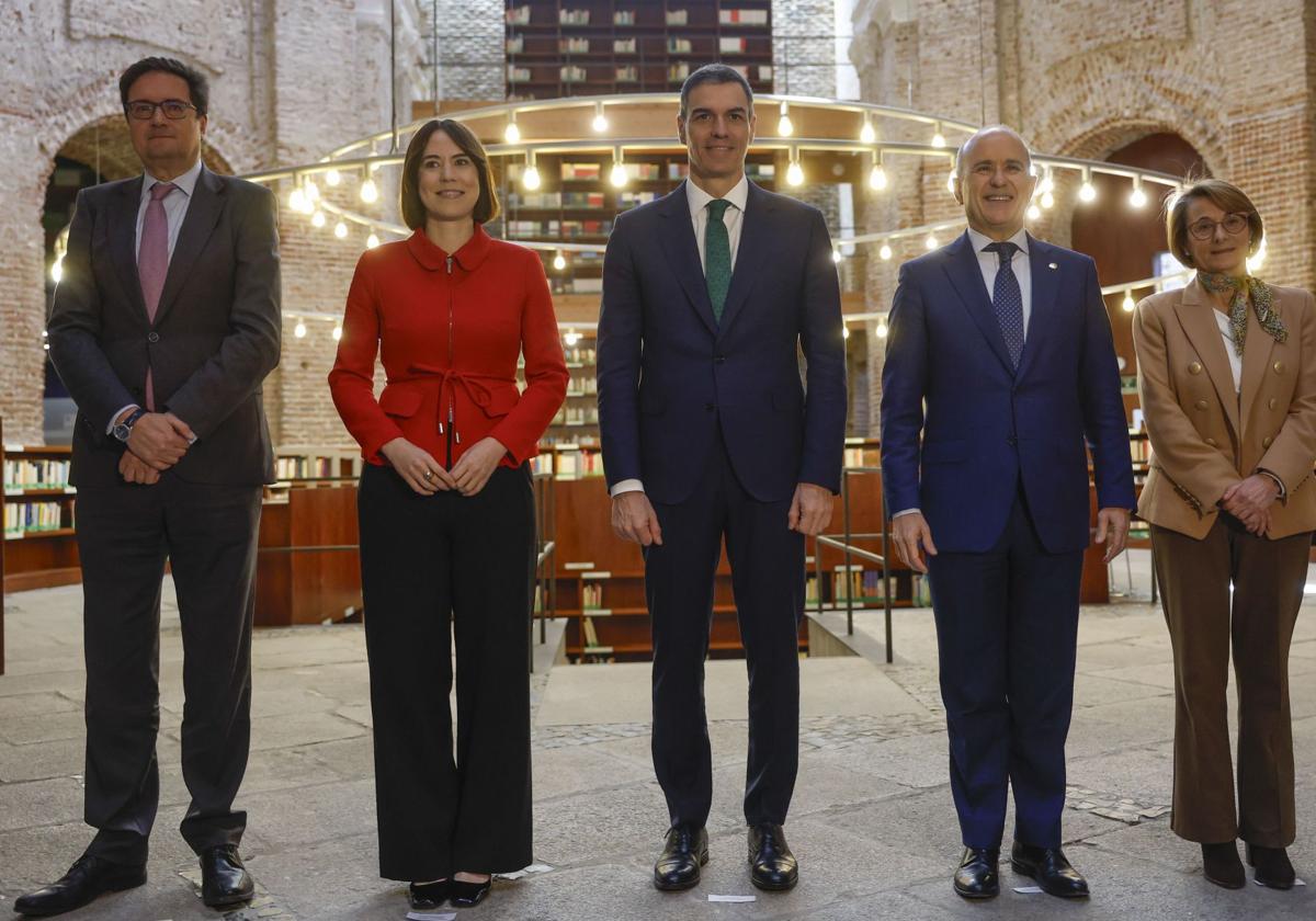 Óscar López (el primero por la izquierda), Diana Morant y Pedro Sánchez (en el centro) en un acto este lunes