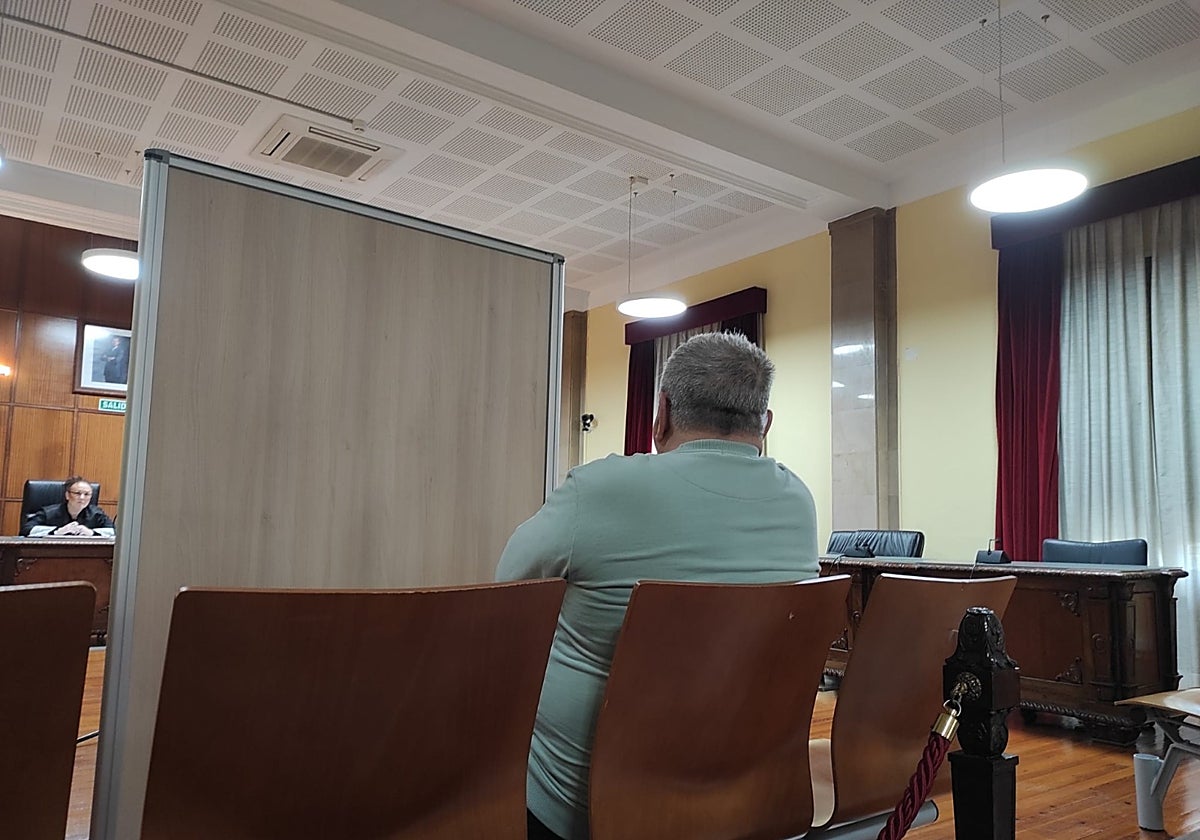 Imagen del acusado, sentado en el banquillo y separado por un biombo mientras la mujer declaraba