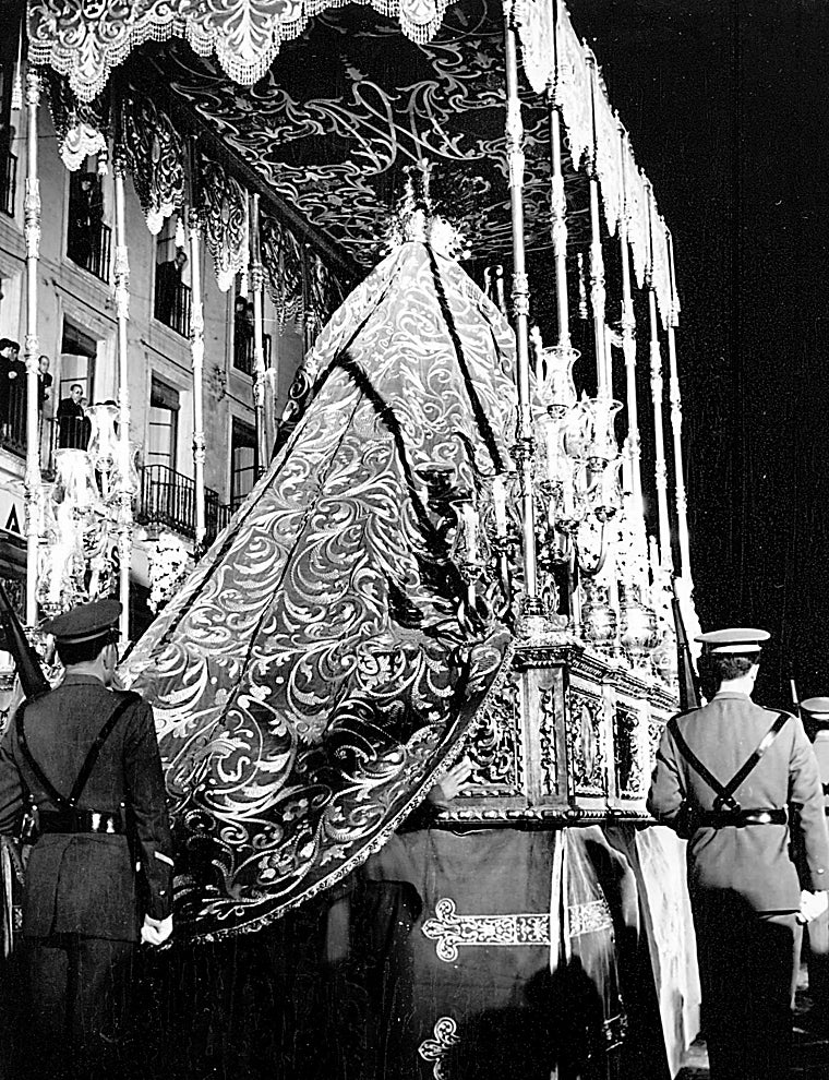 Palio y manto de la Virgen de las Lágrimas, en 1964