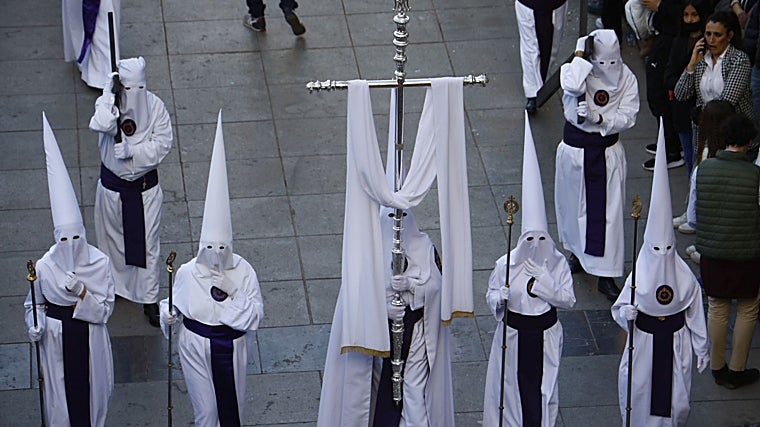 La cruz de Soledad, que abre el tramo de la Virgen de las Lágrimas