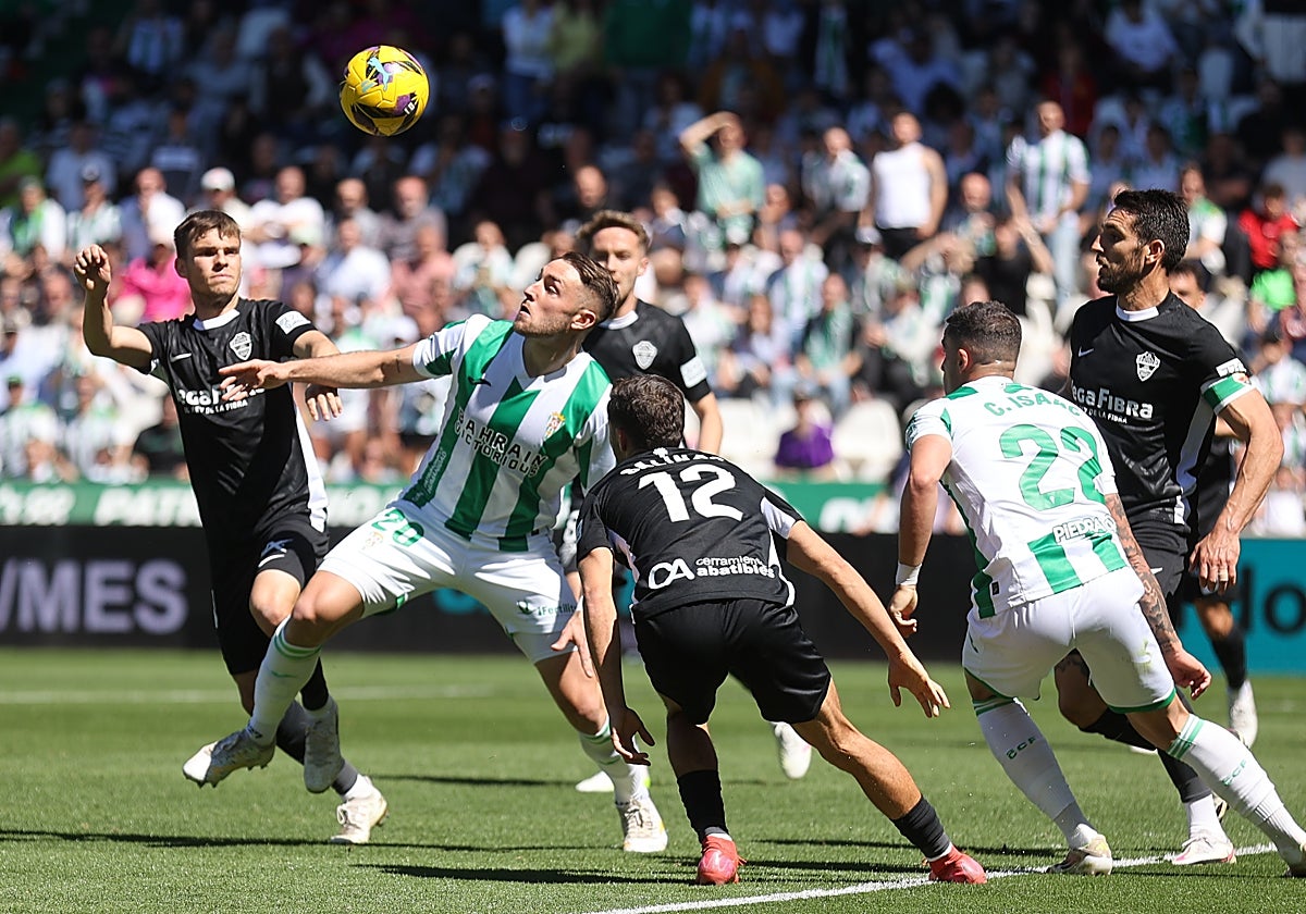 Antonio Casas intenta controlar un balón en el último partido