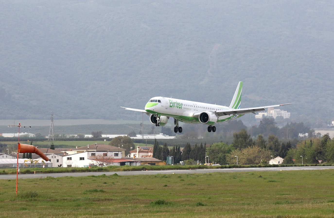 El primer vuelo de Binter entre Canarias y Córdoba, en imágenes
