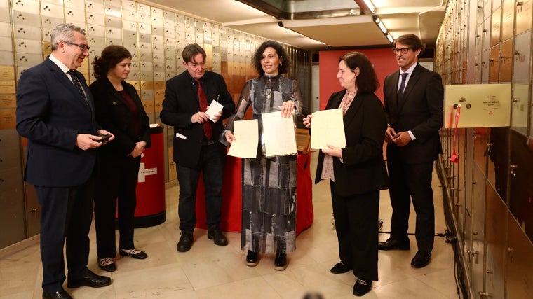 Dirigentes del Instituto Cervantes y de la Diputación de Alicante, durante al acto de las donaciones