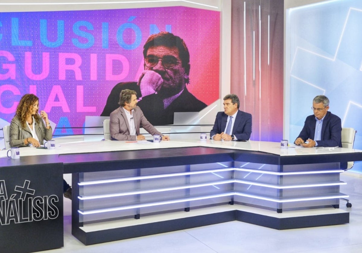 Programa Mesa de Análisis, conducido por Teodoro León Gross