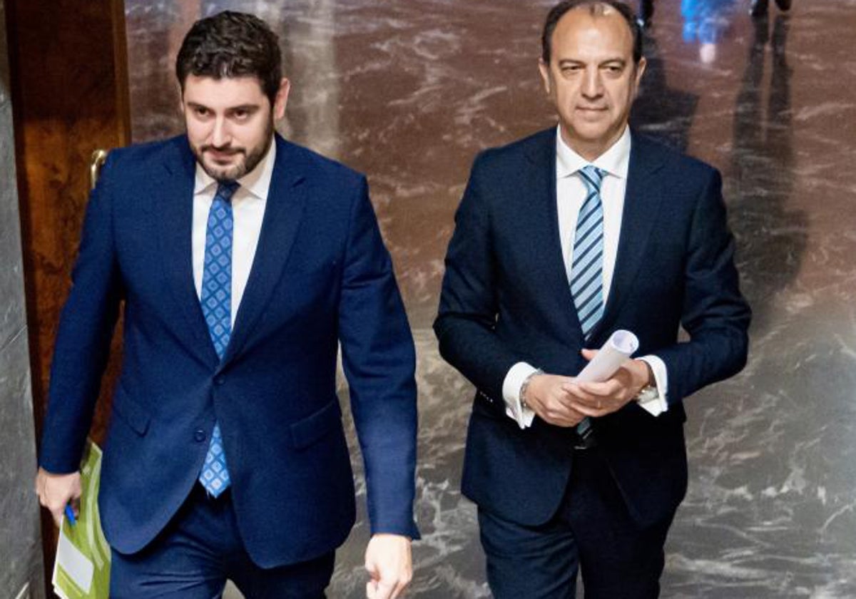 Desvinculan «la foto de la sintonía» delos presupuestos, pero con ella PP y Vox parecen jugar al despiste. En la imagen, Nolasco y Bancalero ayer en las Cortes de Aragón