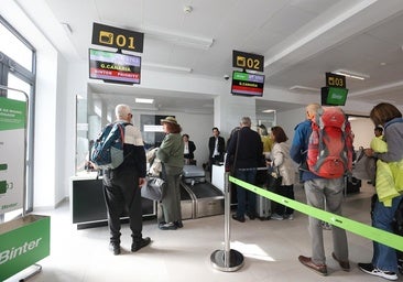 Pasajeros de Binter: «Tenemos un hijo aquí y otra en Lanzarote. Estamos ilusionadísimos con esta ruta»
