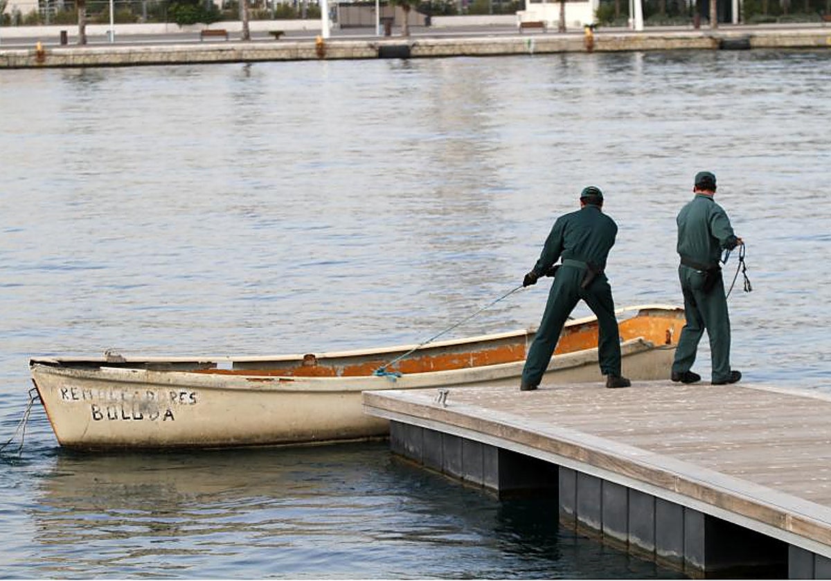 Una patera interceptada por la Guardia Civil en Alicante