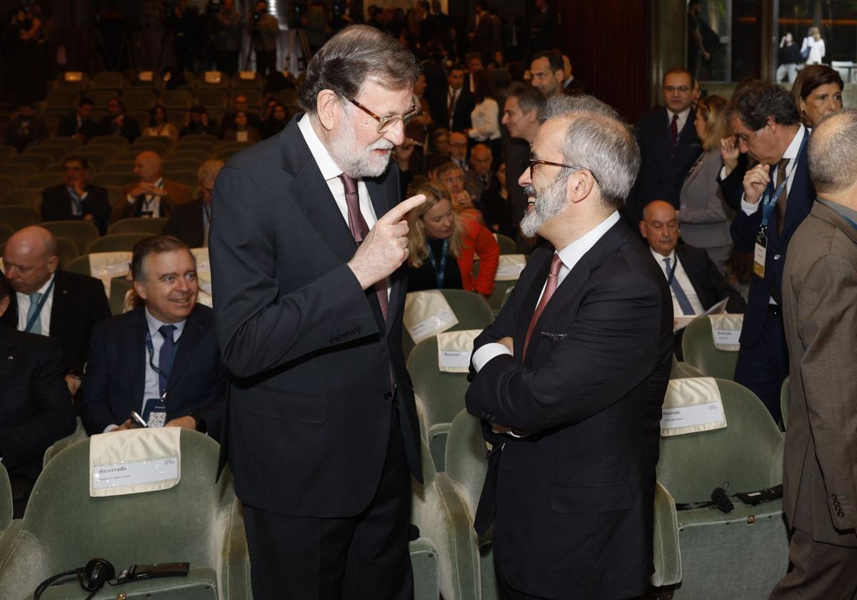 - El ministro portugués de Asuntos Exteriores, Paulo Rangel (d), habla con el expresidente del gobierno español Mariano Rajoy durante el III Foro La Toja Vínculo Atlántico