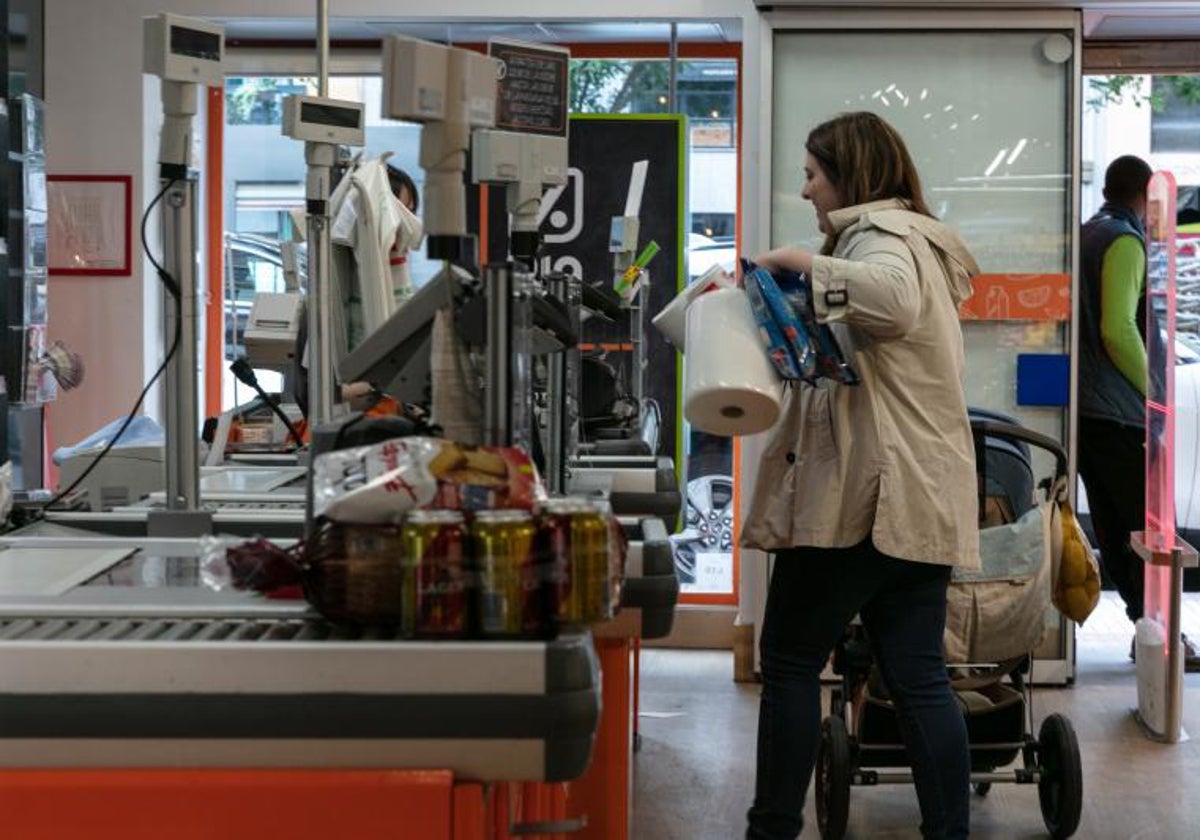 Una mujer hace la compra en un supermercado