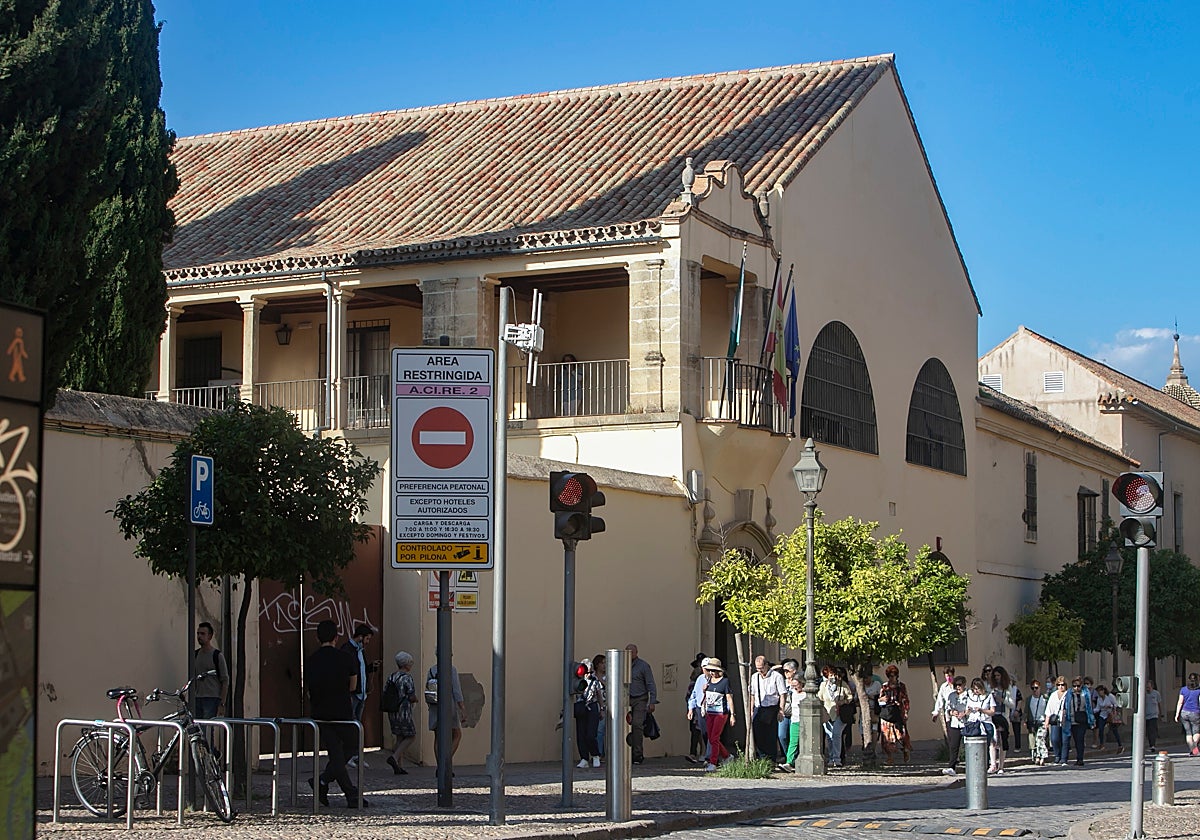 Fachada principal de la antigua Biblioteca Provincial de Córdoba, en el centro del interés por su uso