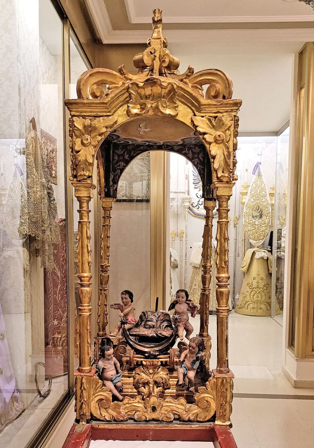Aspecto completo de las andas con el templete para las reliquias